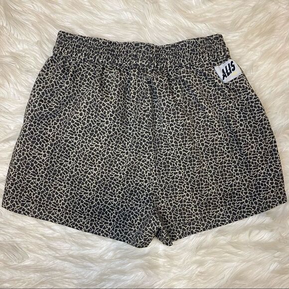Alis Giraffe Print Shorts - Picture 3 of 5